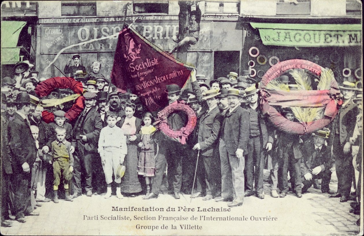 1908年5月1日，由社会党，国际工人协会法国分会，La Villette集团在Pere-Lachaise举行的纪念巴黎公社的演示（彩色） 作者 贡德里