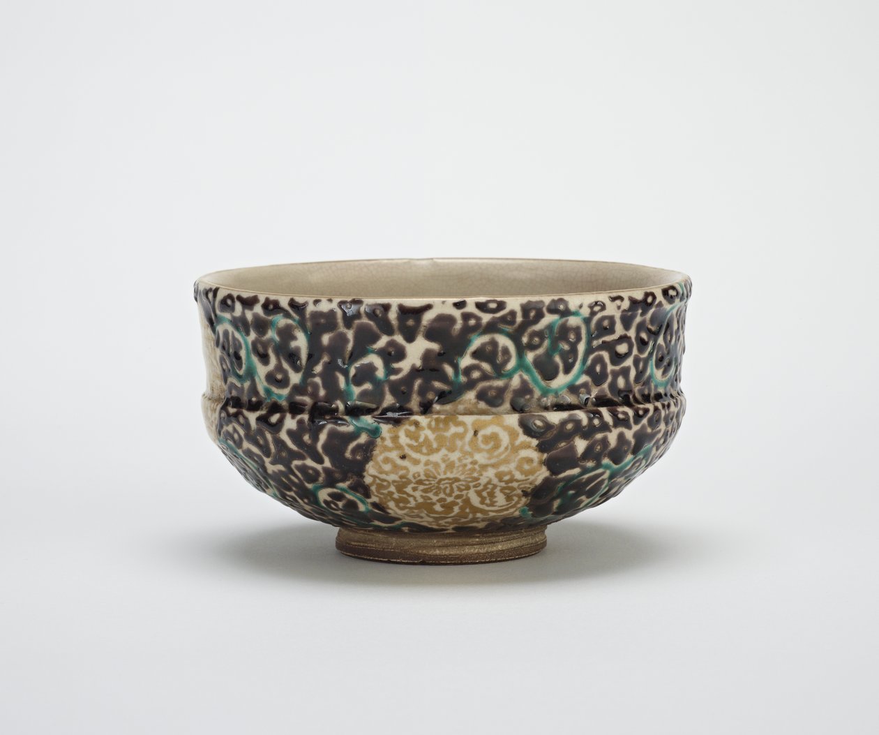 十九世纪中叶，采用丝绸锦缎设计的茶碗（stone釉上釉的over器） 作者 细水五郎助
