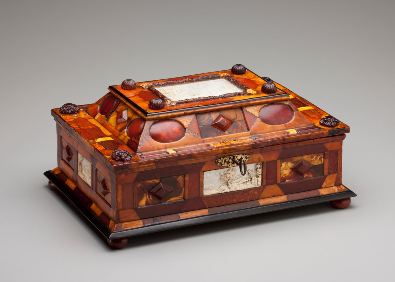 宫廷琥珀棺材，c.1695（琥珀，象牙，木材，玻璃，黄铜和天鹅绒） 作者 戈特弗里德·沃尔夫拉姆