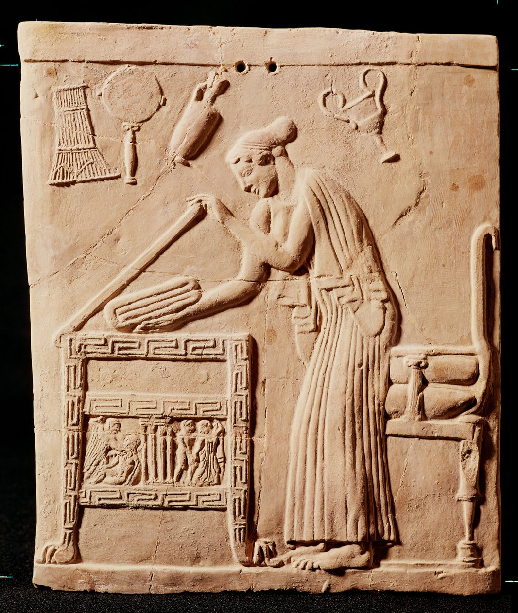 安排她的衣裳的一个少妇在箱柜，450 BC 作者 希腊文