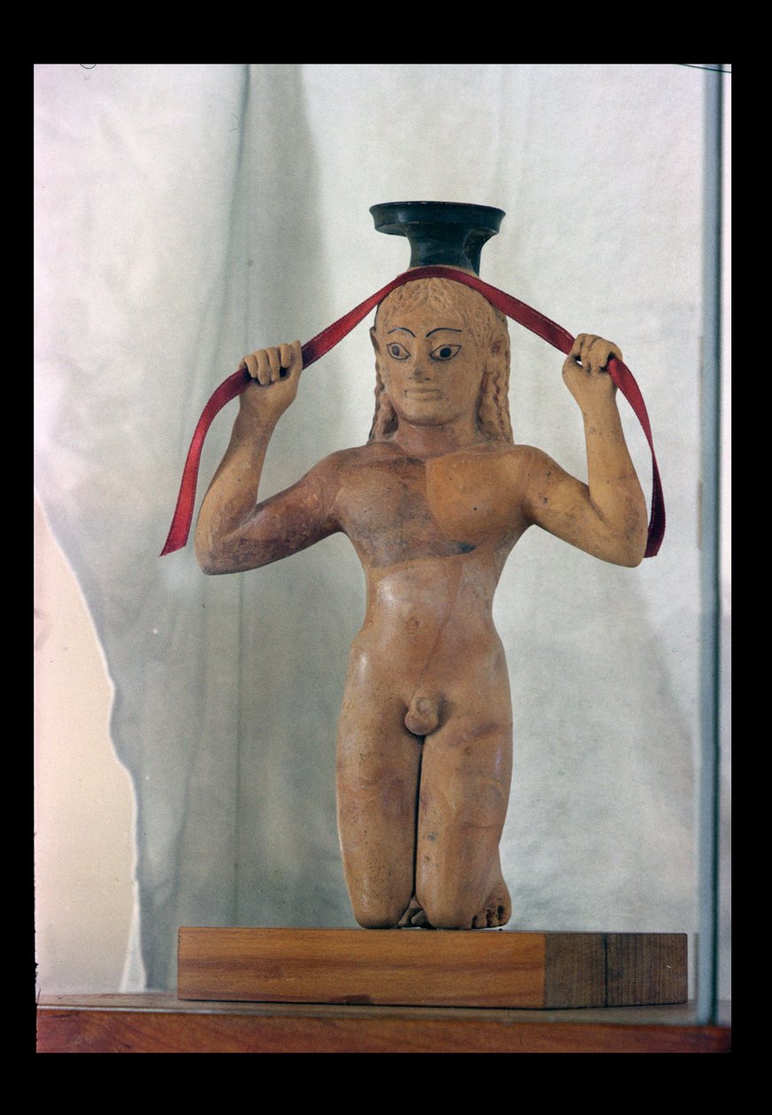 Aryballos，一个跪着的男孩形式的花瓶，公元前530年（陶瓷） 作者 希腊文