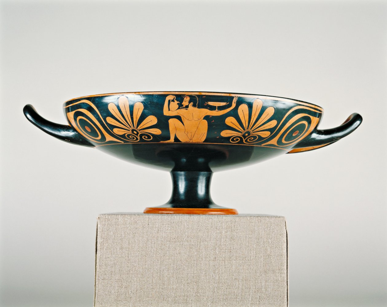 阁楼红色图kylix，c.520-510 BC（带有防滑装饰的陶器） 作者 希腊文
