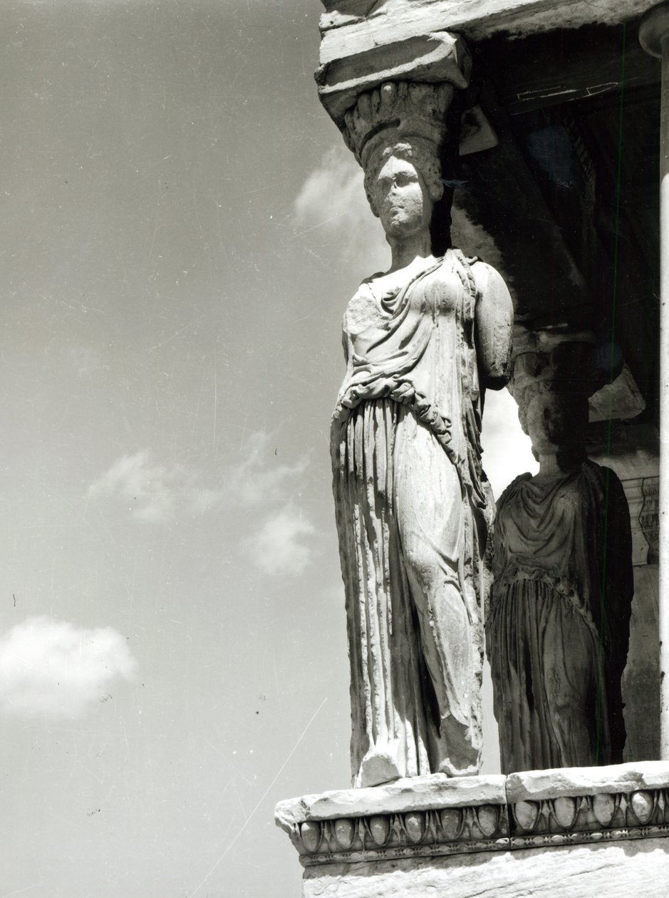 女象柱的细节从Erechtheion，421-406 BC大理石bw照片的 作者 希腊文