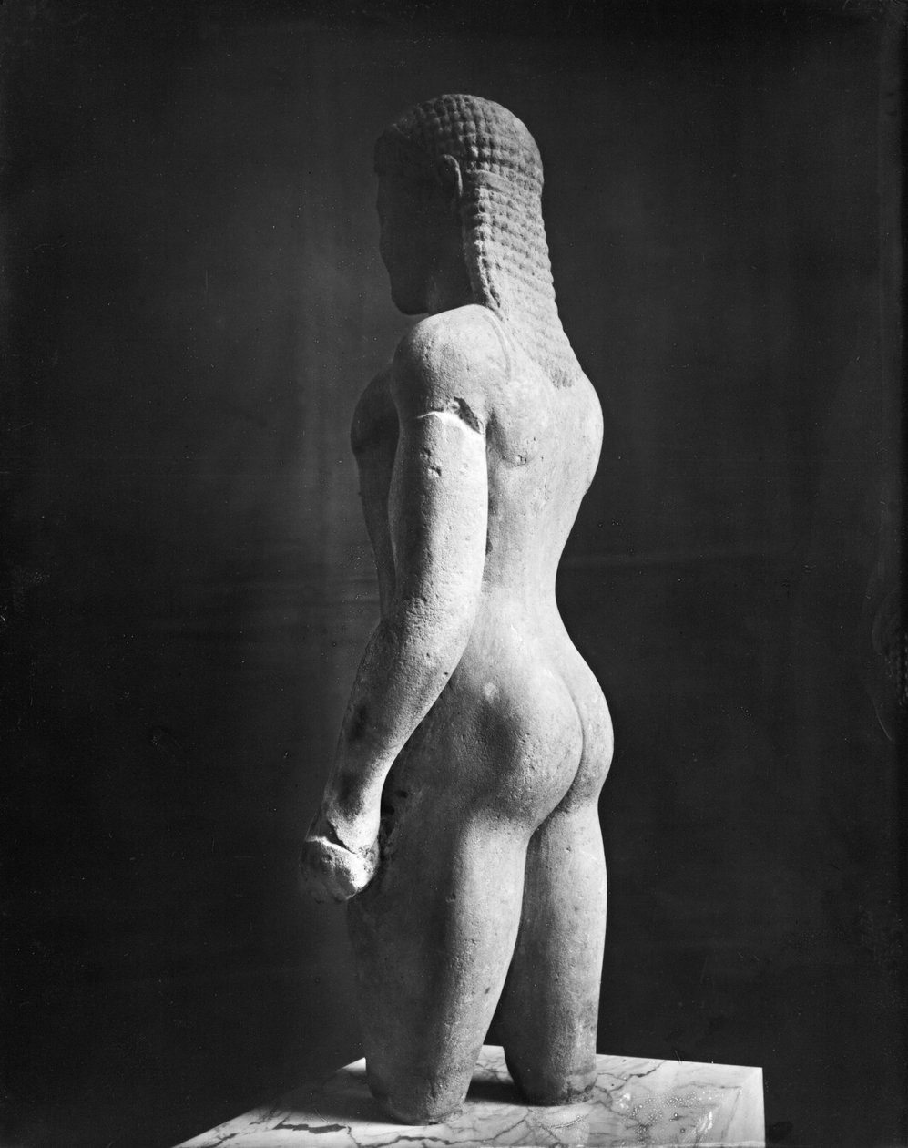 Kouros，来自Paros，位于Asklepios圣殿附近，公元前540年（大理石）（另见154092） 作者 希腊文