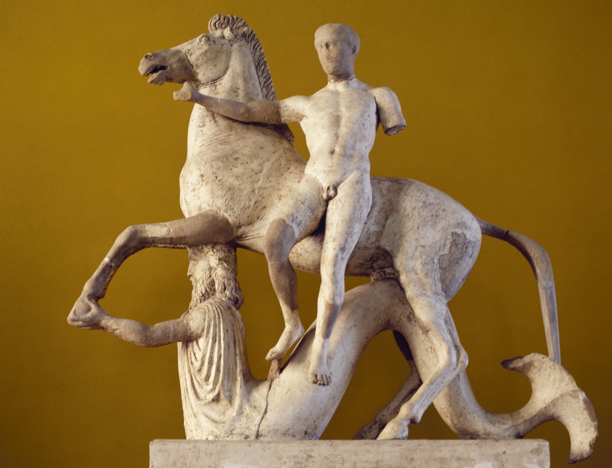 Dioscuro 和马由 Triton、Parian 大理石支撑，来自 Marasa 区寺庙西立面的雕塑装饰，Locri，Calabria，意大利，希腊文明，公元前 5 至 4 世纪 作者 希腊文