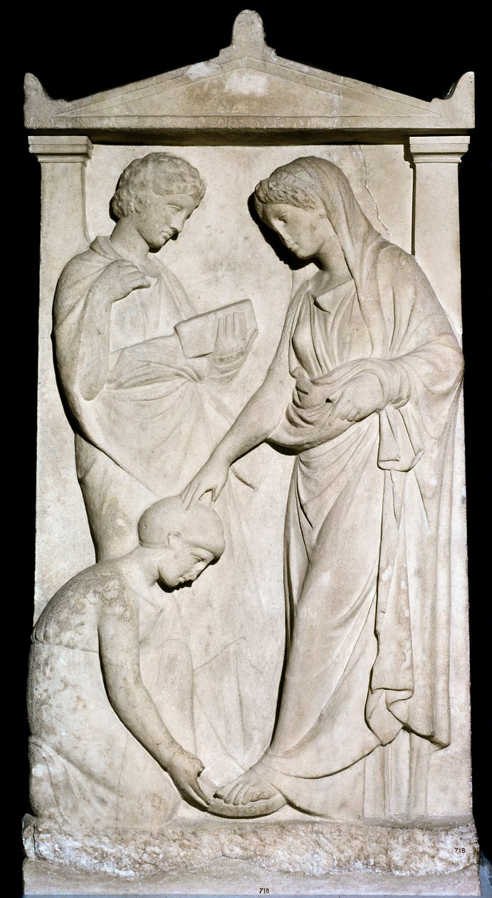 Greek Art: “” A maid helps her mistress remove her sandal”” Marble relief stockings from the 4th century BC. Athenes, National Archaeological Museum 作者 希腊文