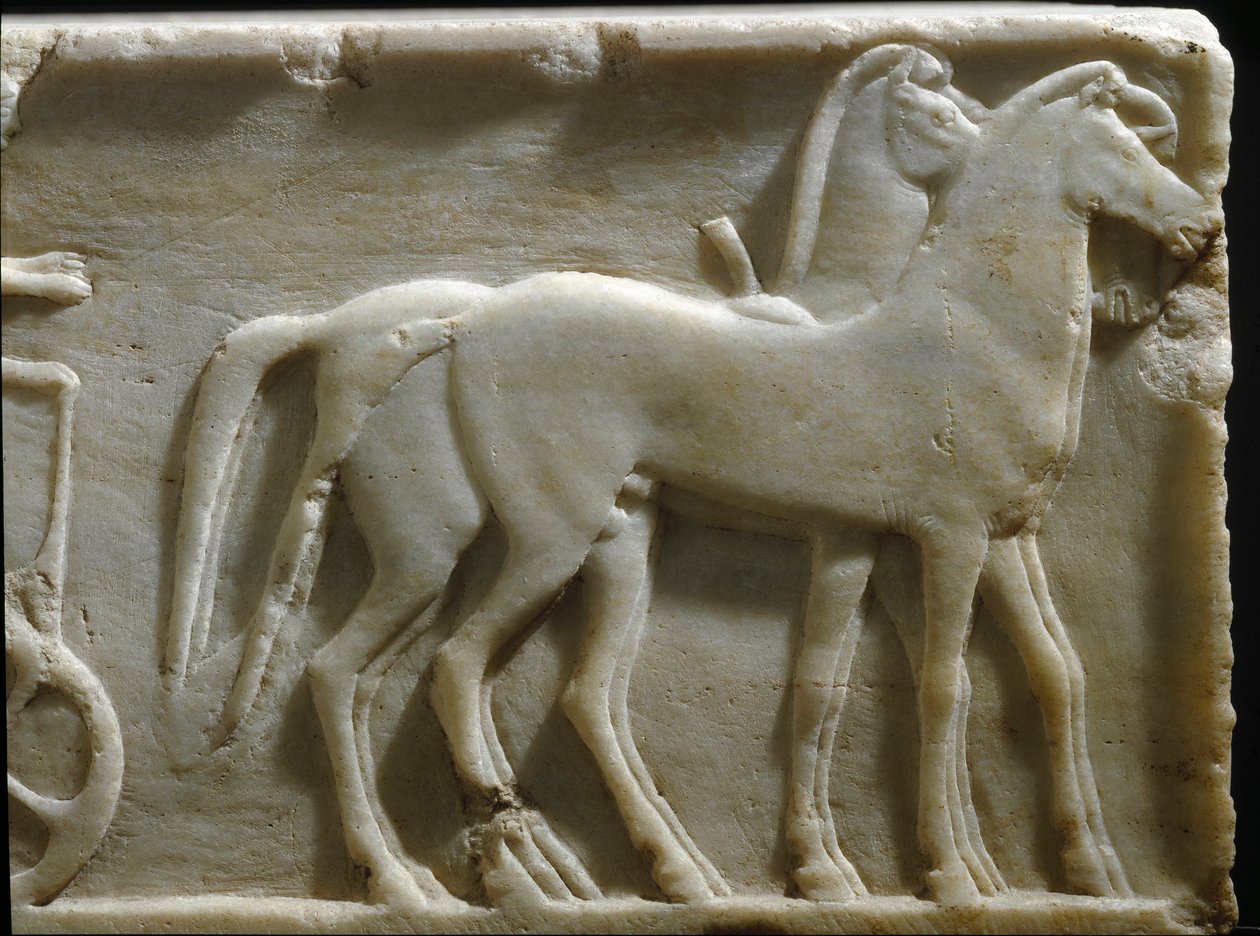 希腊艺术：“quadrige 的马” kouros（一个年轻人的雕像）底座的细节。 大理石浮雕。 公元前 490 年。 雅典娜，国家考古博物馆 作者 希腊文
