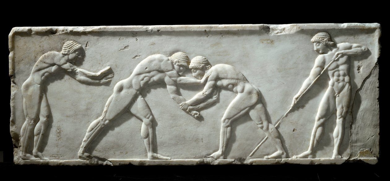 希腊艺术：在战斗中代表摔跤手的 kouros 基地。 大理石浮雕丝袜，公元前 510-500 年 - 雅典娜考古博物馆 - 格斗摔跤手 - 库罗斯雕塑的大理石浮雕，公元前 510-500 年 - 雅典国家考古博物馆 作者 希腊文