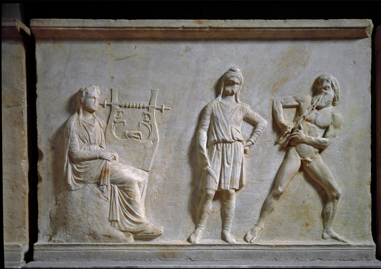 希腊艺术：Apollo 和 Marsyas 之间的音乐比赛（演奏 aulos 和 lyre）。 用大理石雕刻的浅浮雕，公元前 320 年，希腊古董。 雅典国家考古博物馆（希腊） 作者 希腊文