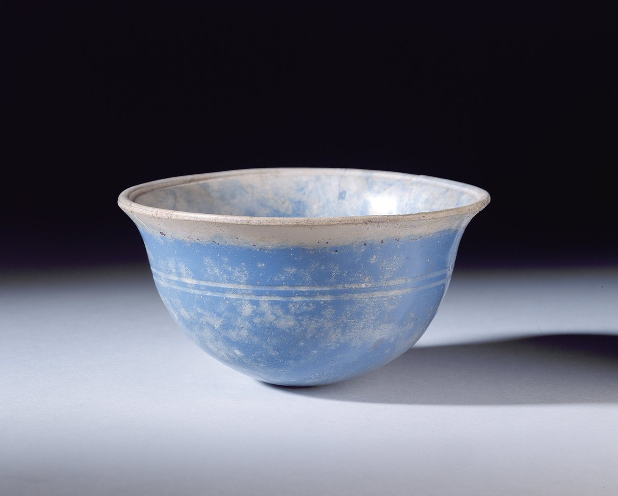 希腊化的蓝色铸造碗，公元前2世纪（玻璃） 作者 希腊文