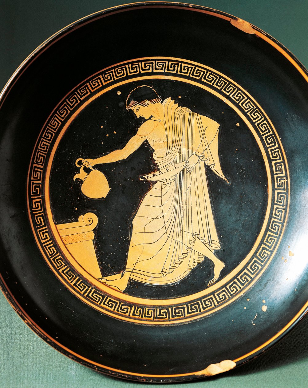 Douris 的 Kylix 描绘了祭坛附近的青年，公元前 6 世纪（陶器） 作者 希腊文
