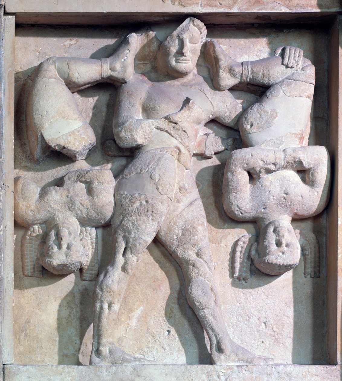 Magna graecia：与赫拉克勒斯和 Cercopes 的墙面，石头浮雕，公元前 575-550 年 作者 希腊文