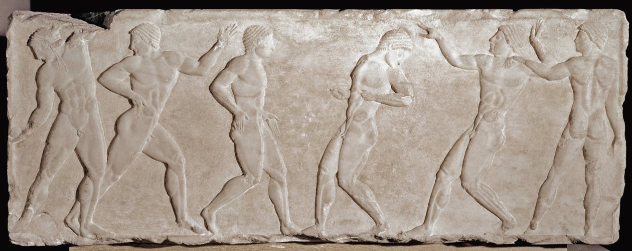 代表六名运动员的丧葬 kouros 的大理石浮雕长袜。 公元前 510 -500 年。 来自雅典卫城。 雅典国家考古博物馆 作者 希腊文