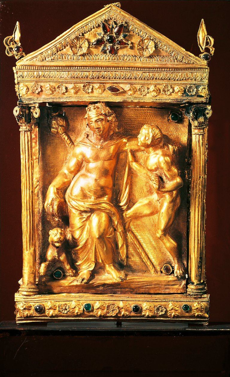 Naiskos with Dionysus 醉酒和色狼，希腊风格的小型寺庙，带有石榴石和绿宝石，来自色萨利，公元前 2 世纪（金） 作者 希腊文
