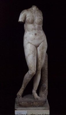 阿芙罗狄蒂裸体站立，亚历山大，约公元前336-30年（大理石）。 作者 希腊文