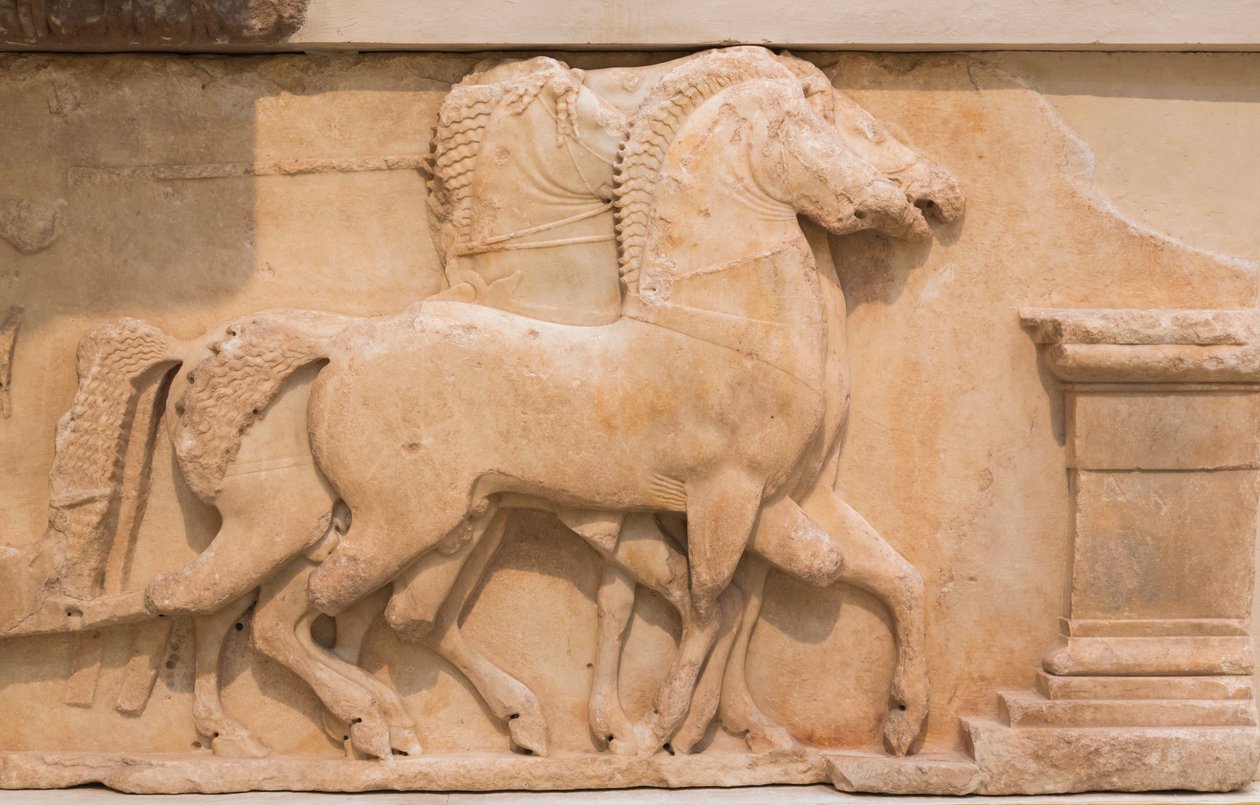 四匹马（quadriga）拉着一辆战车，来自西弗尼人财库的南侧壁画，约建于公元前530-480年（大理石）。 作者 希腊文