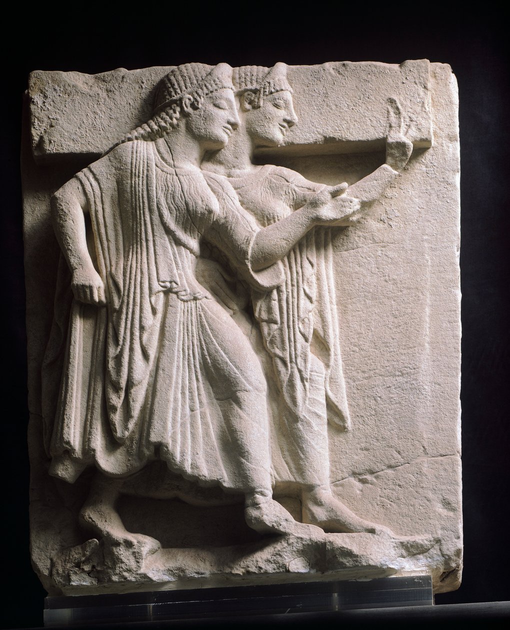 描绘舞者的Metope，古代辞典的浮雕，意大利坎帕尼亚，公元前5世纪（砂岩）。 作者 希腊学派