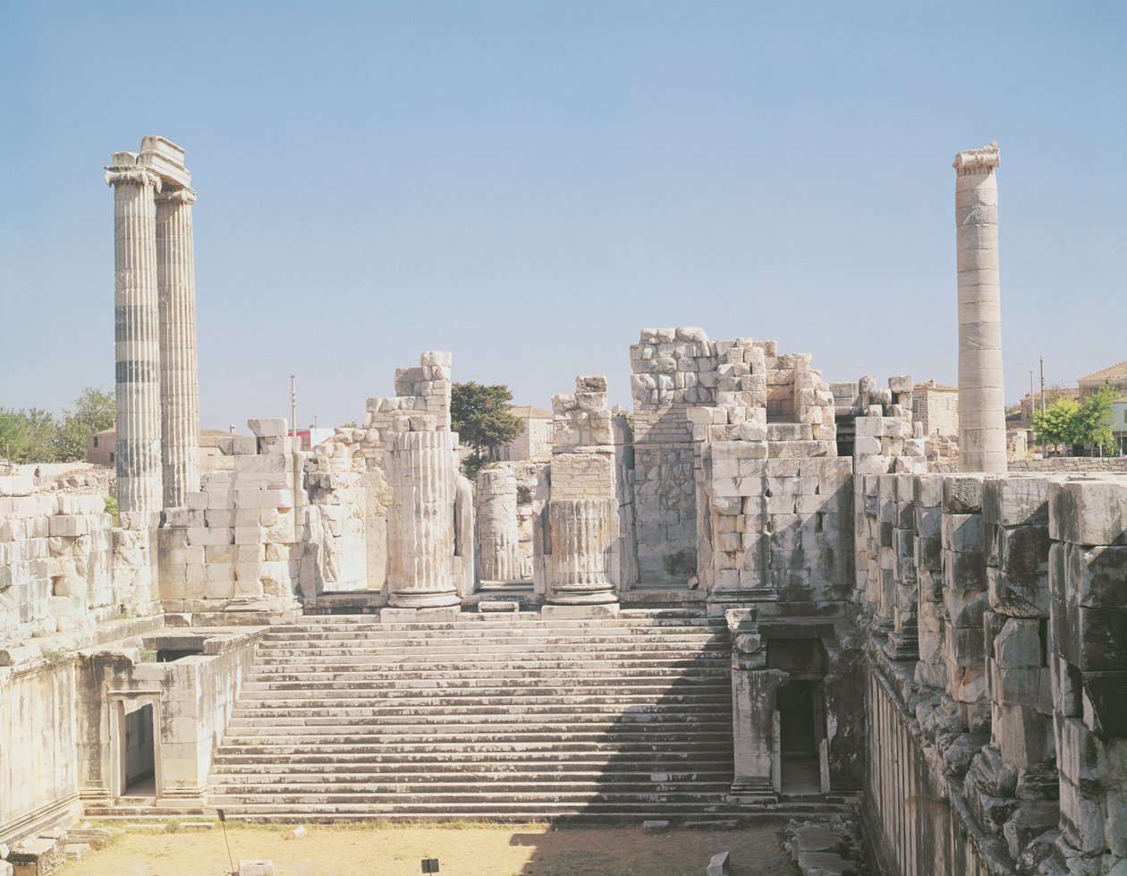 阿波罗神庙的大楼梯，c.336 BC 作者 希腊学派