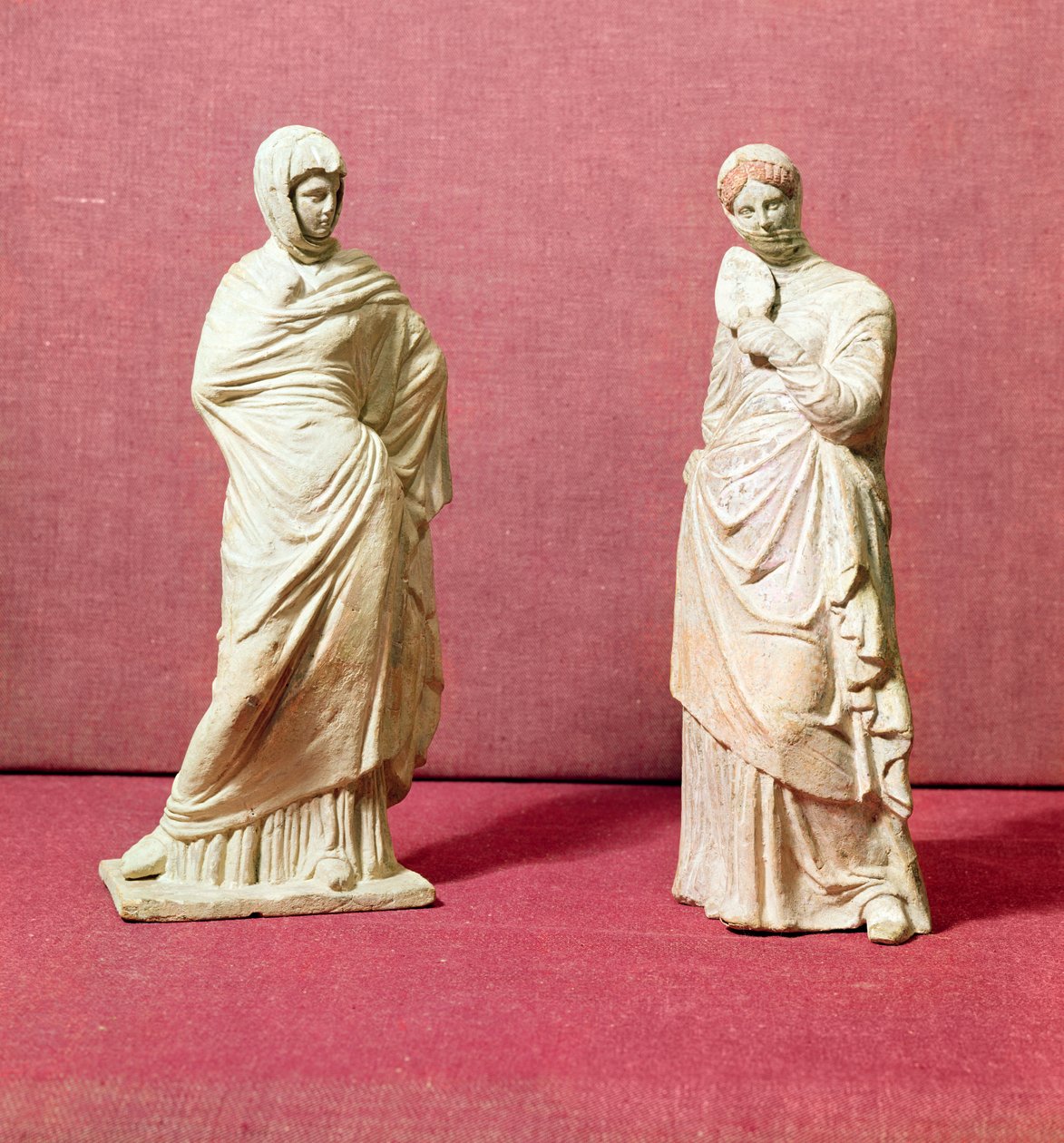站立妇女的两个雕象，从Tanagra，公元前350年 作者 希腊学派