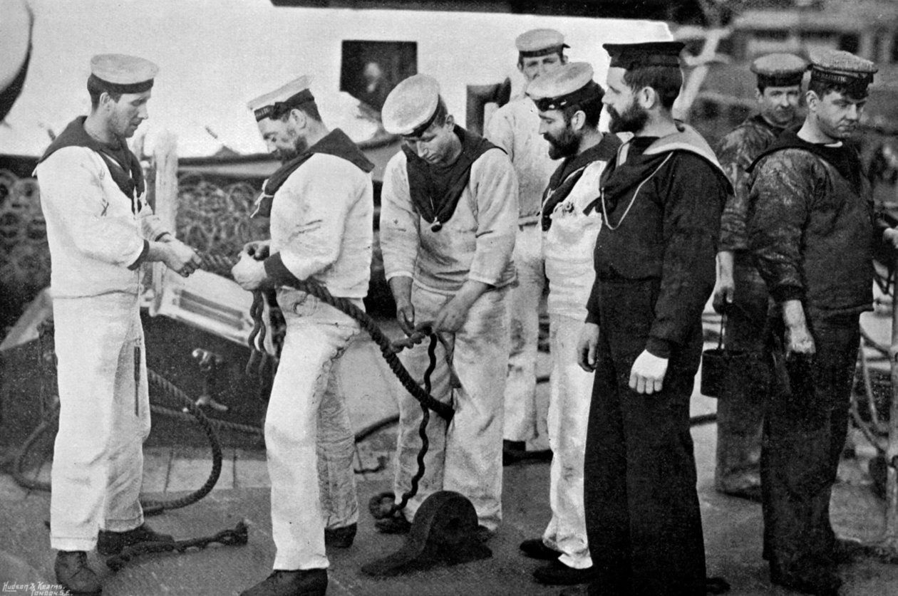 1896年，HMS Majestic战舰上的蓝夹克在工作时将绳子拼接起来。 作者 格里高利公司