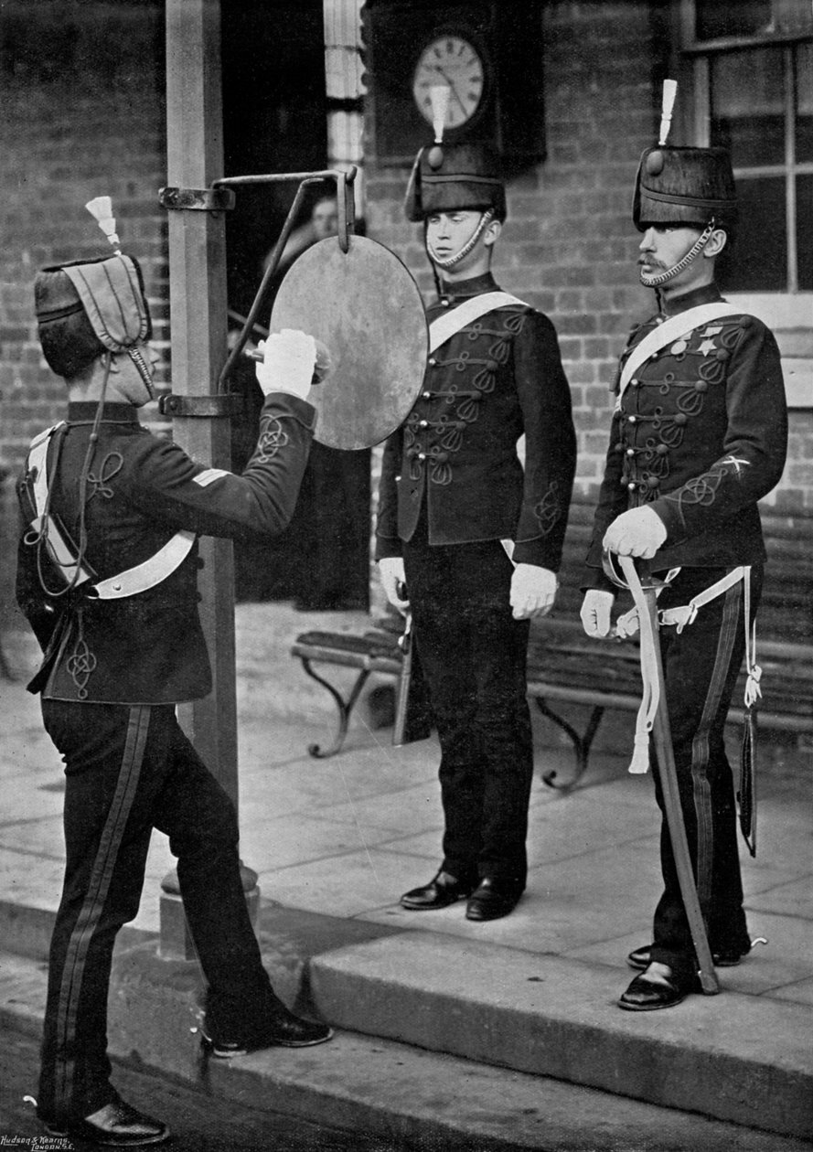 1896年在汉普郡的Aldershot骑兵营的正门敲锣 作者 格里高利公司