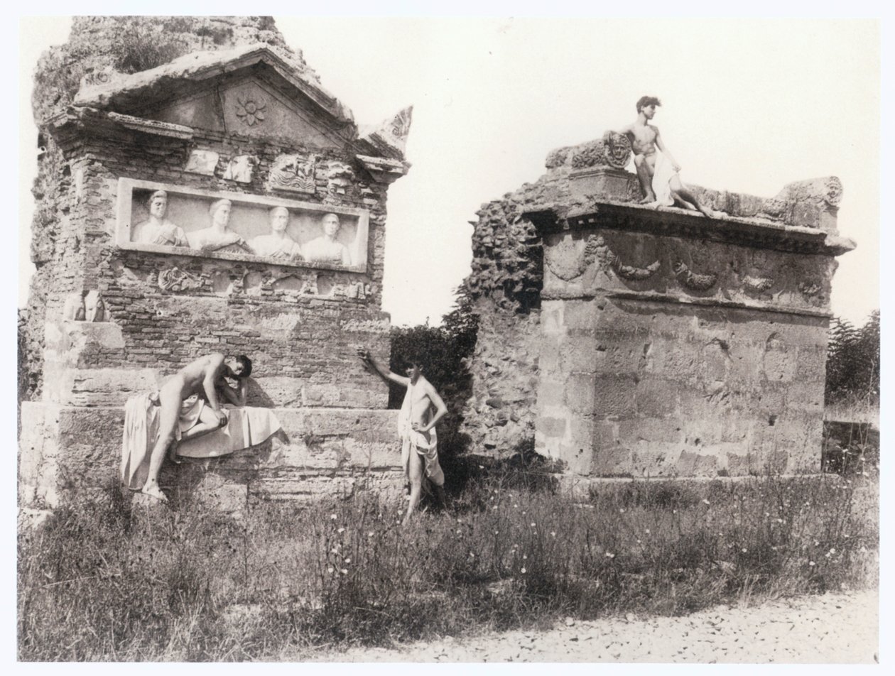 古墓中的男孩（照片） 作者 古列尔莫 (1852-1930) 普吕绍