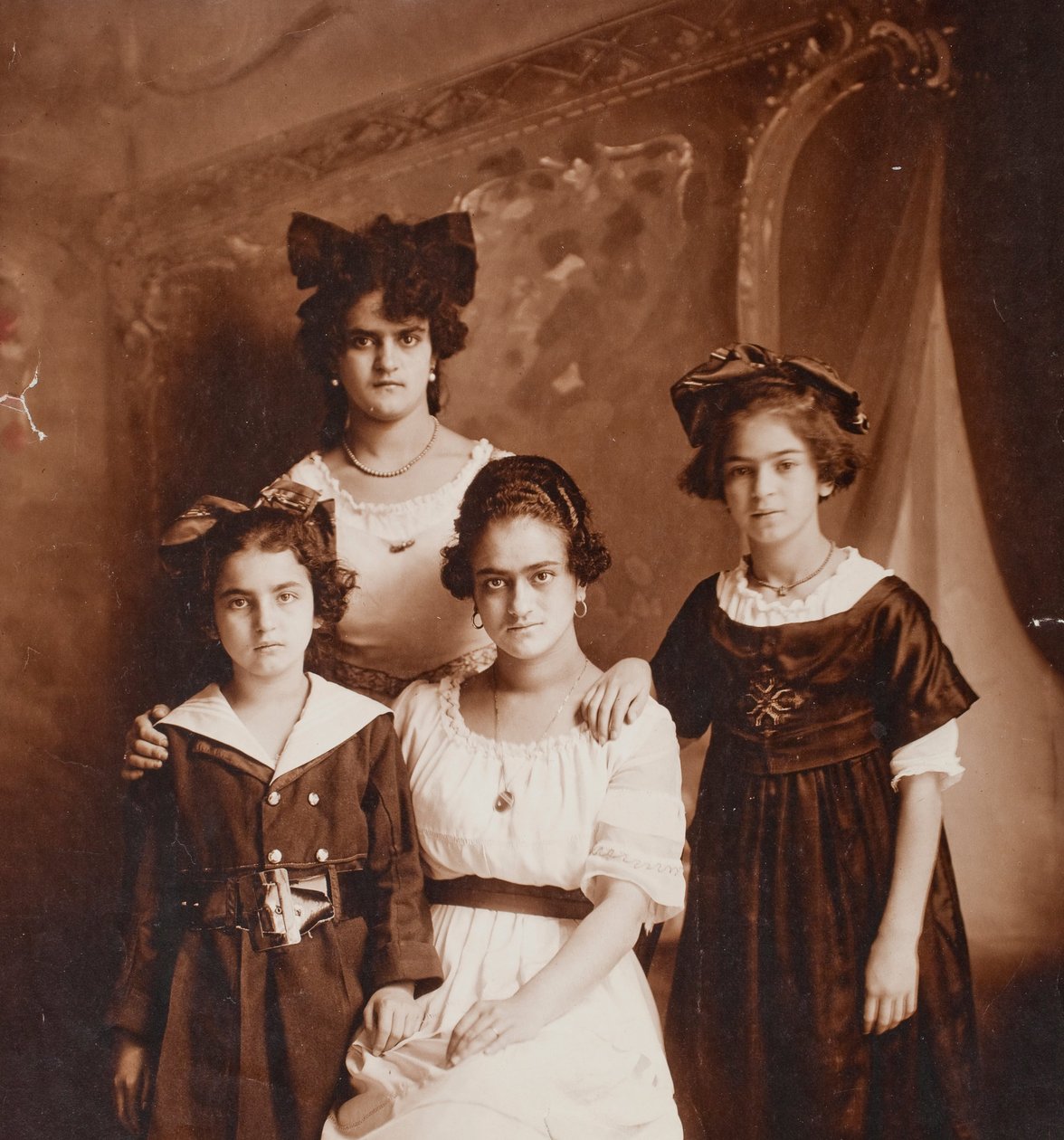 Matilde，Adriana，Frida和Cristina Kahlo 作者 吉列尔莫·卡洛（Guillermo Kahlo）