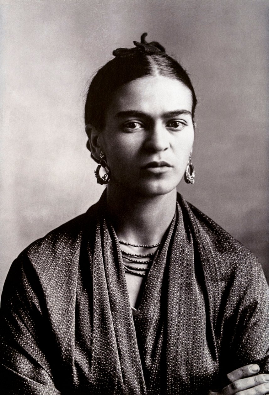 Frida Kahlo的肖像，1932年 作者 吉列尔莫·卡洛（Guillermo Kahlo）