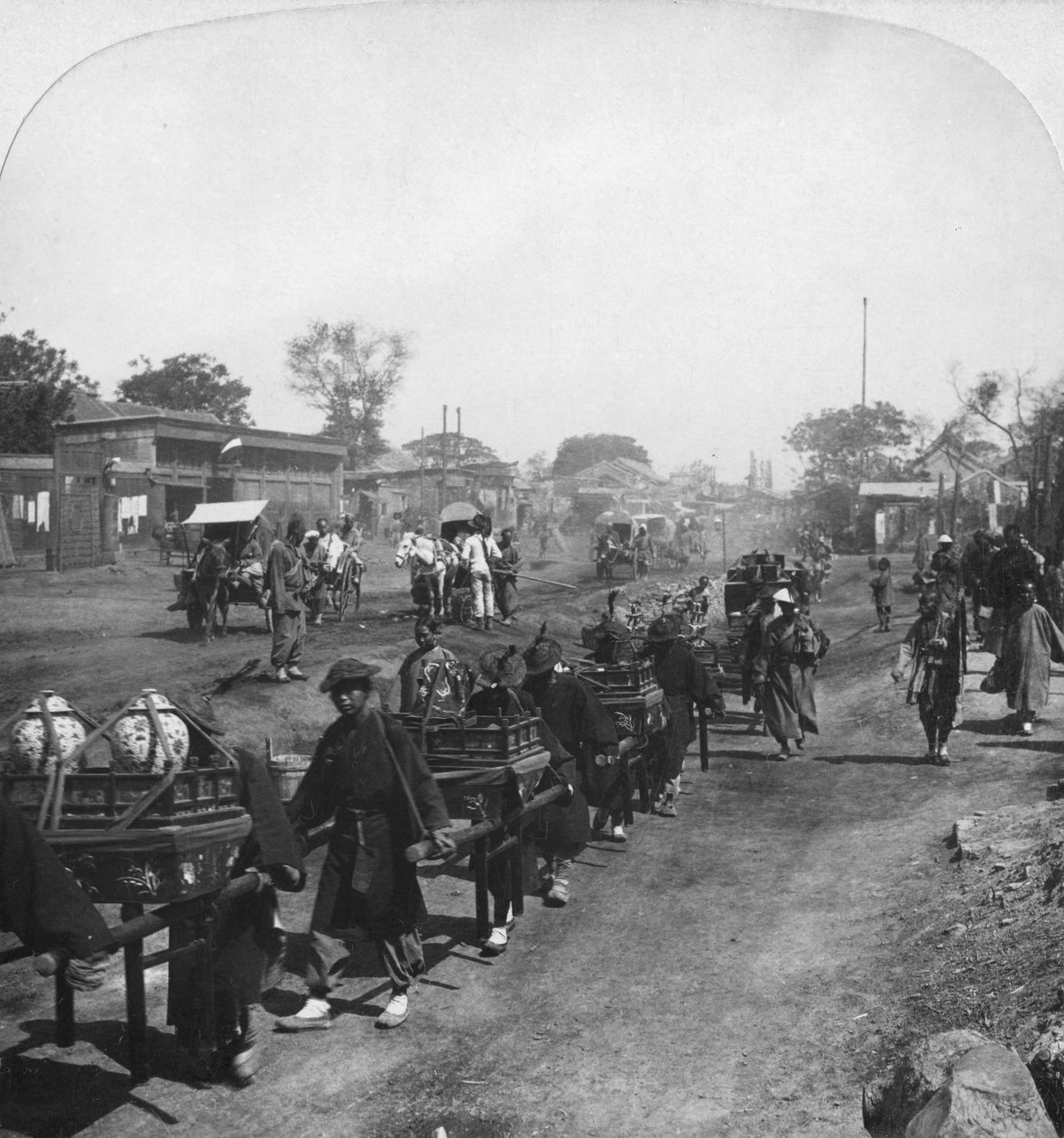 中国丧葬队伍，载有亡灵的食物，北京，中国，1901年 作者 HC白