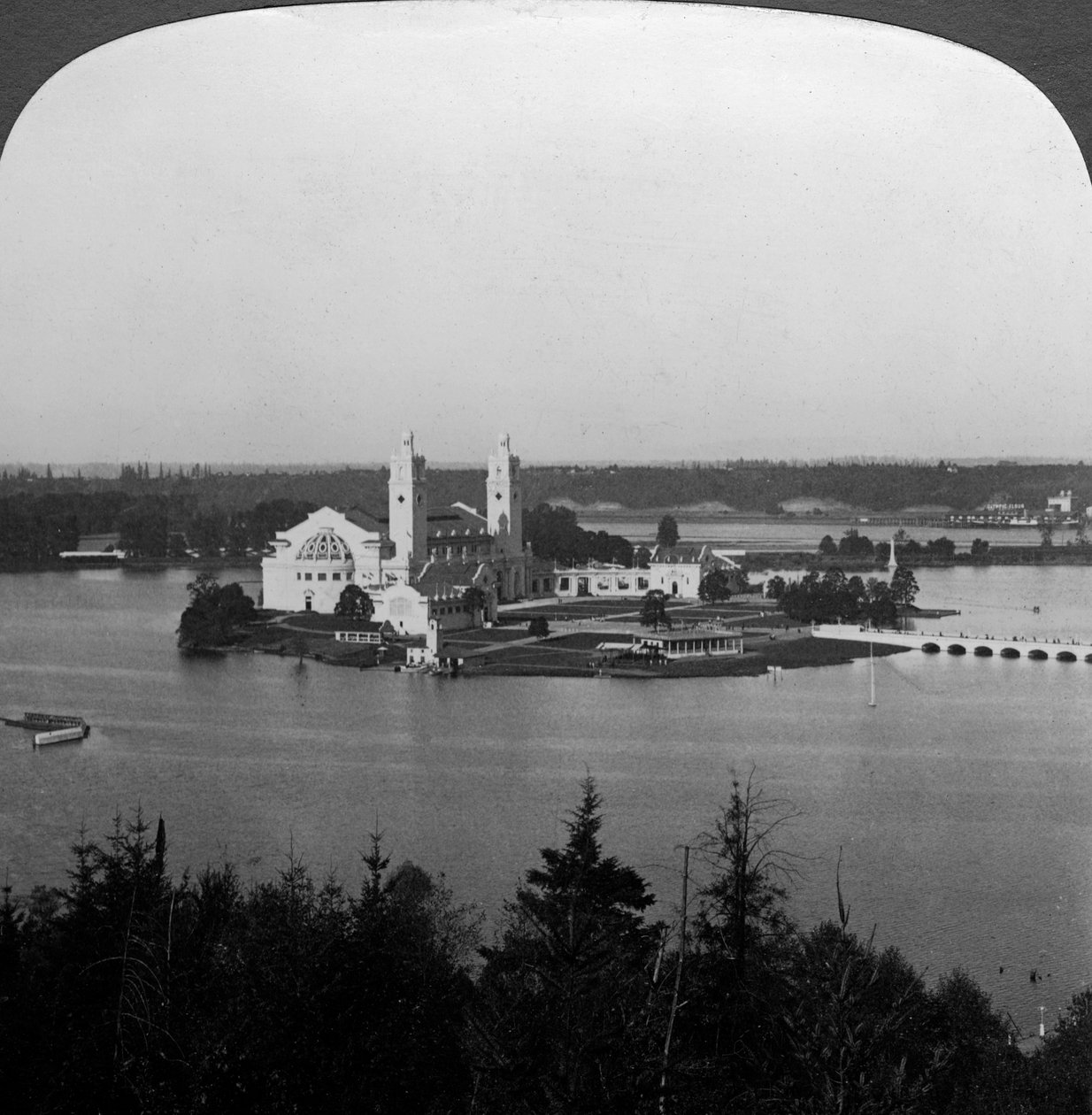 刘易斯和克拉克博览会，美国俄勒冈州波特兰市公会湖政府大楼，1905年。 作者 HC白
