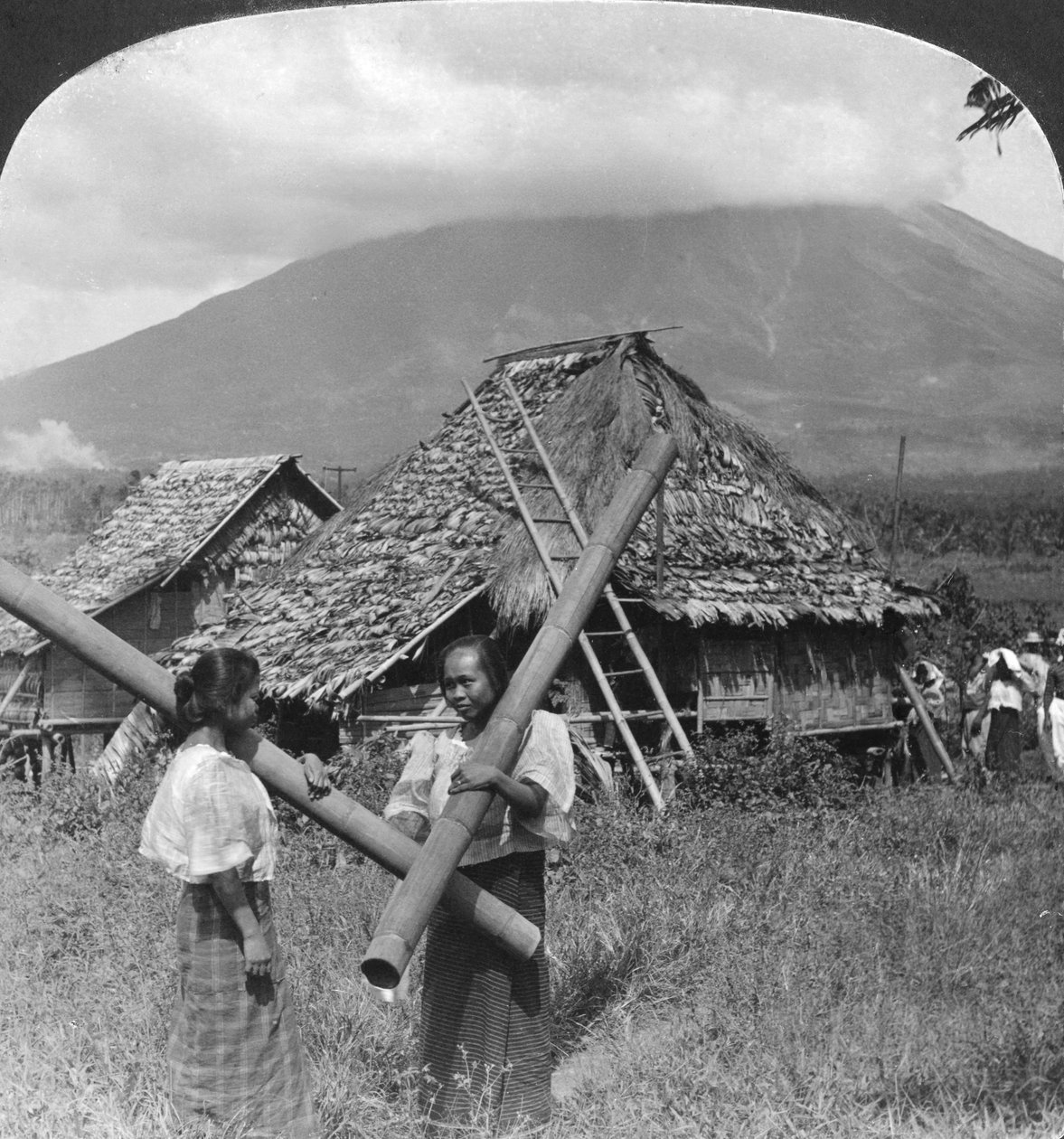 1907年，菲律宾土著女孩用竹竿制成的水容器 作者 HC白