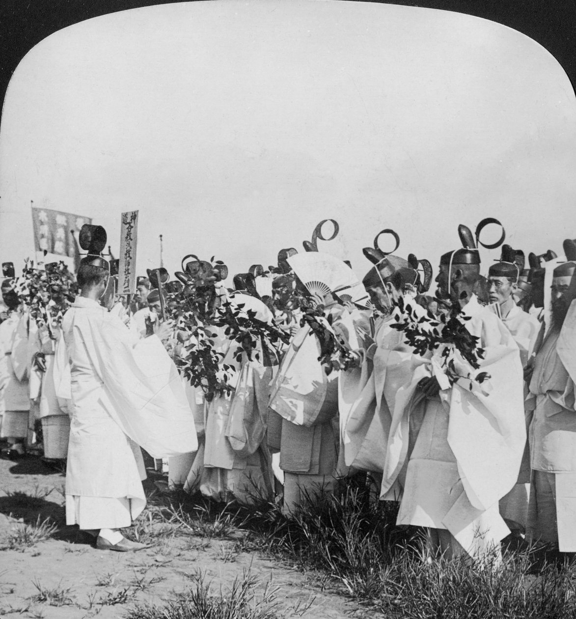 1905年，日本东京的日立丸遇难者葬礼中的神道教神父 作者 HC白