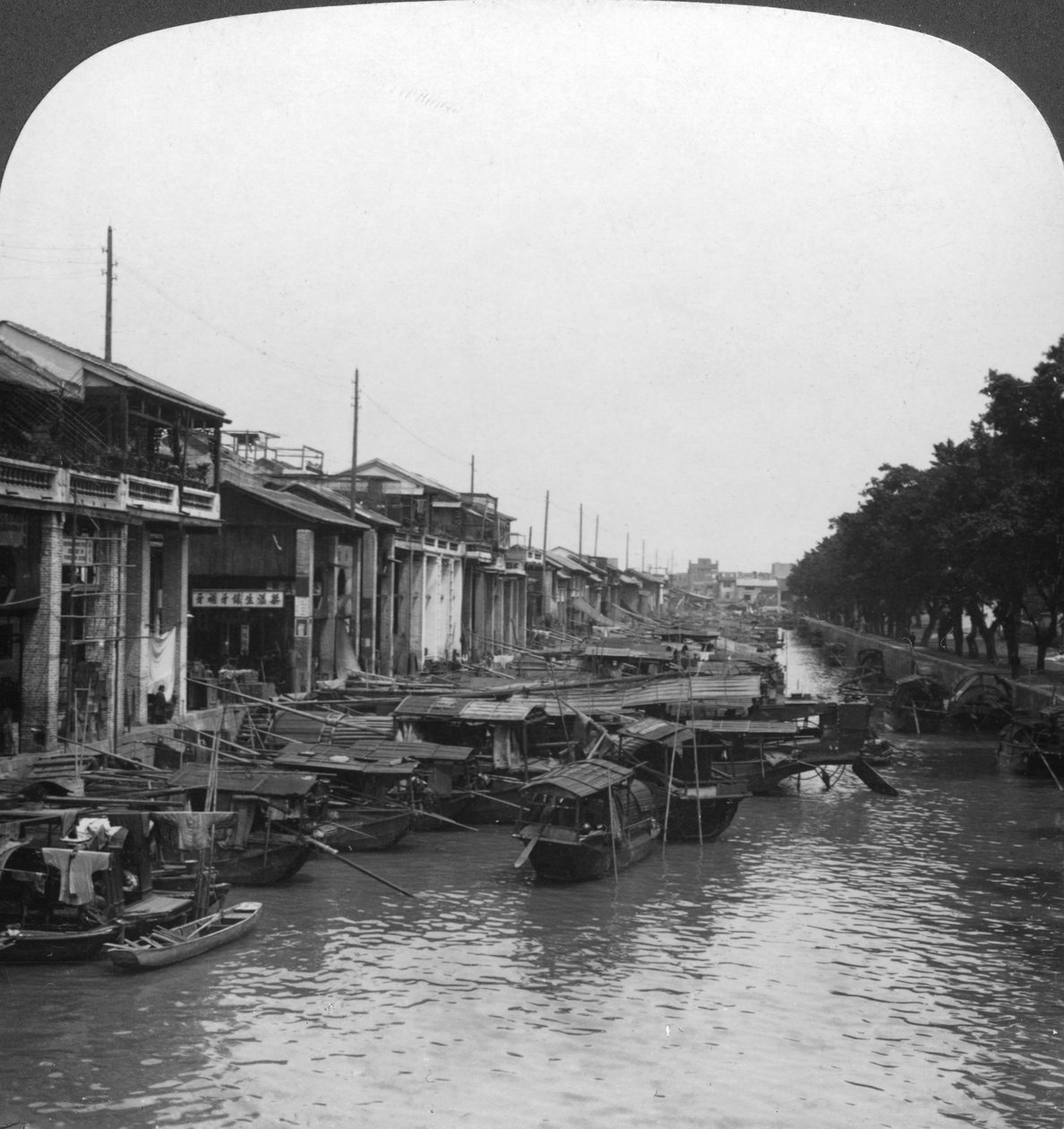 拥挤的运河，来自中国广州，英国桥，1901年 作者 HC白