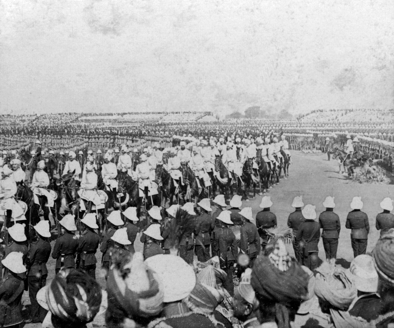 1903年，皇家军校学生团ma下进入印度德里的杜巴竞技场。 作者 HD吉德伍德