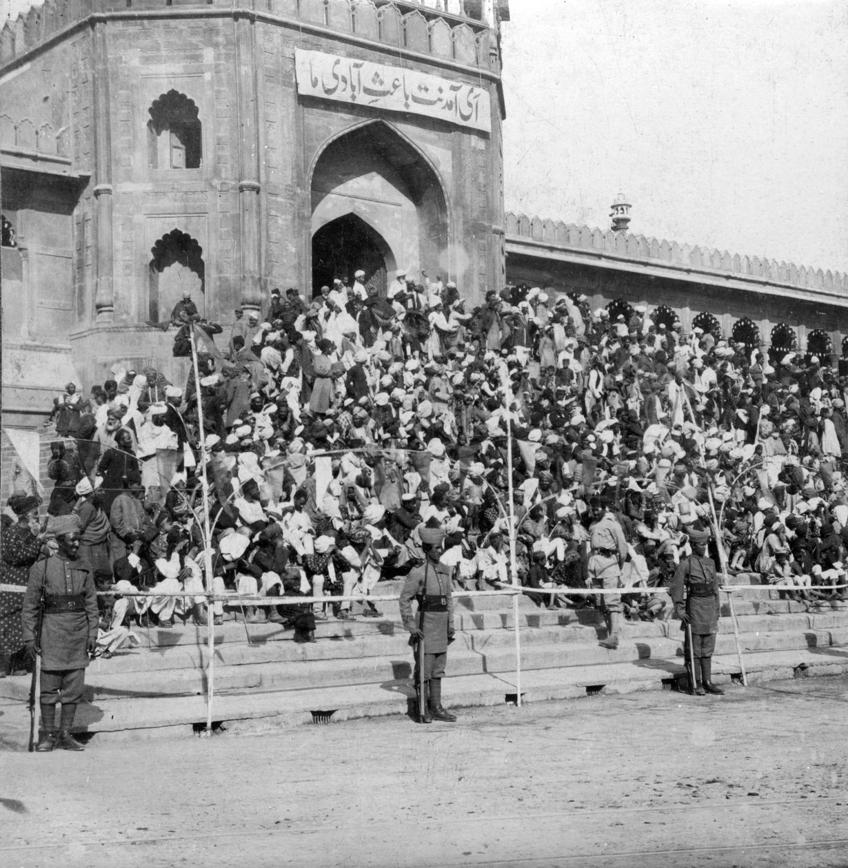 1900年代，印度班加罗尔Jumma Masjid的观众。 作者 H.手和儿子