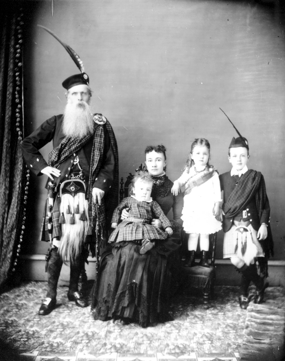 Donald和Harriet Mackay以及他的家人或Charles Ross和他的妻子Catherine Toma以及他们的孩子，c.1885（bw照片） 作者 汉娜·梅纳德