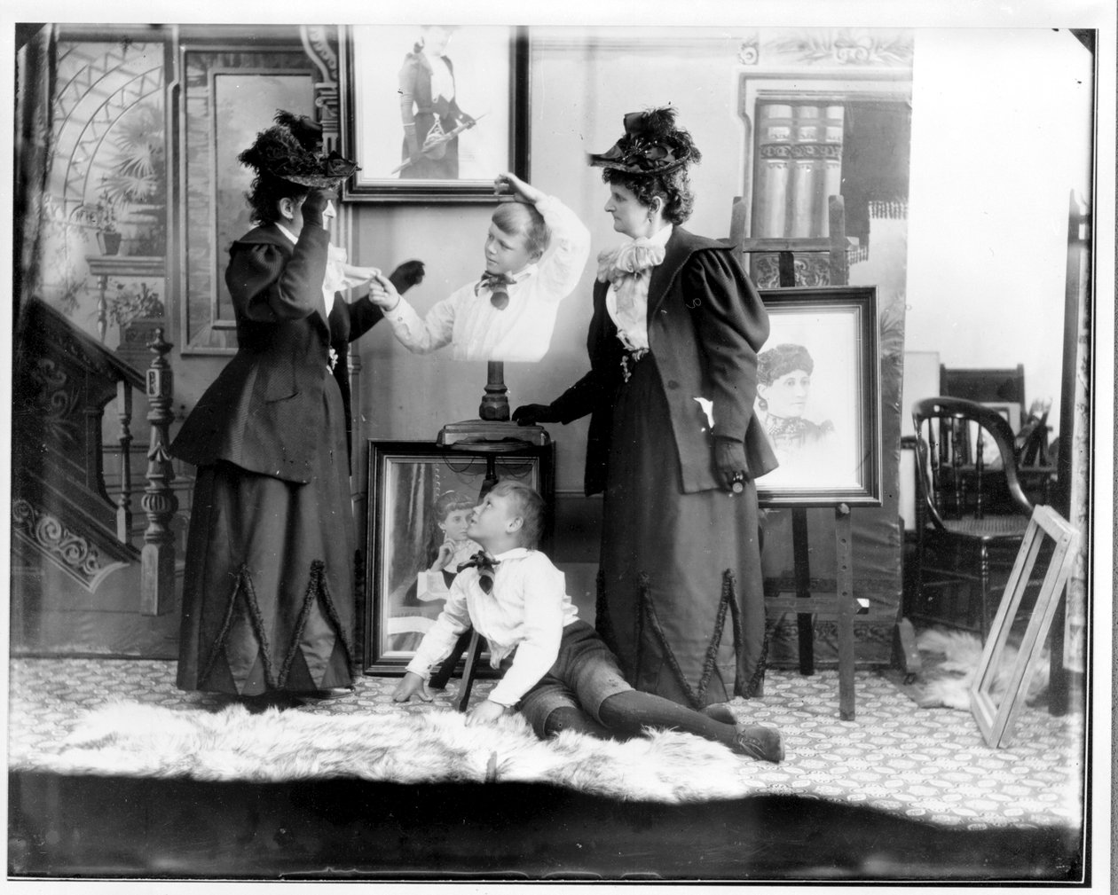 Hannah Hatherly Maynard和她的孙子Maynard McDonald的多次曝光，c.1893（bw照片） 作者 汉娜·梅纳德