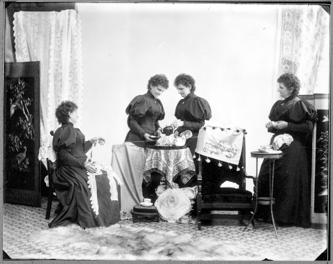 Hannah Maynard多次曝光 - 两人喝茶，一人拿着棉花，一人拿起球，c.1895（bw照片） 作者 汉娜·梅纳德