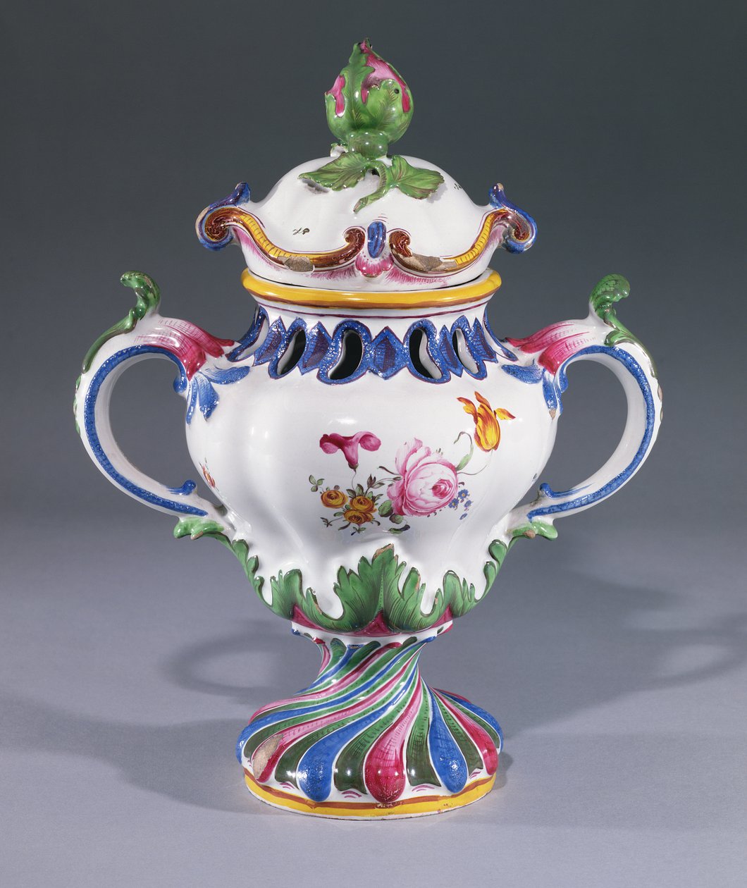 Pot-pourri花瓶，斯特拉斯堡制造，c.1754-60（陶瓷） 作者 汉农家族
