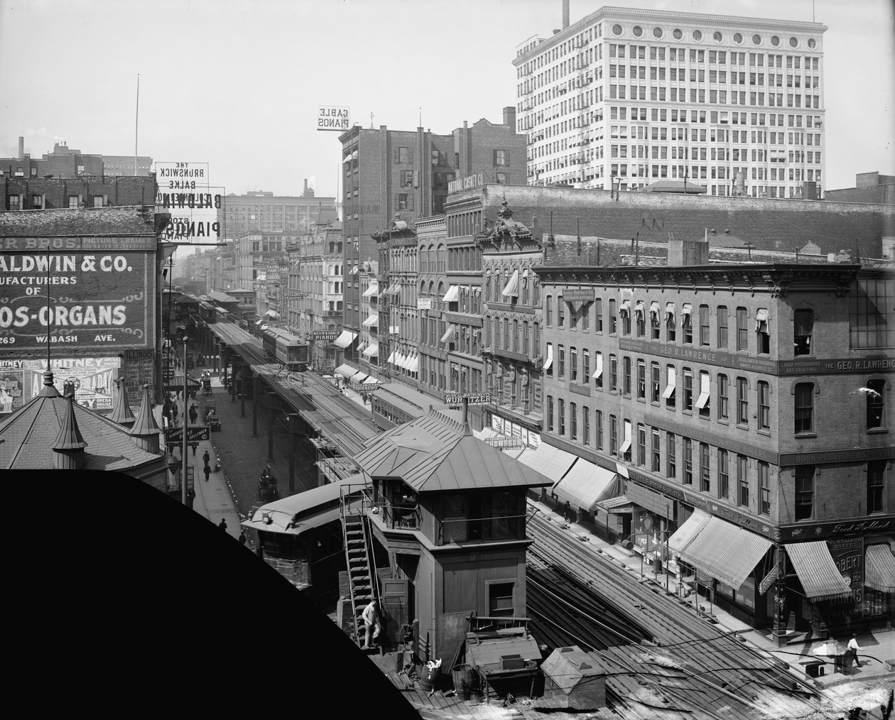 高架铁路，伊利诺斯州芝加哥市瓦巴什大道，约 1900-10 年（黑白照片） 作者 汉斯·贝姆