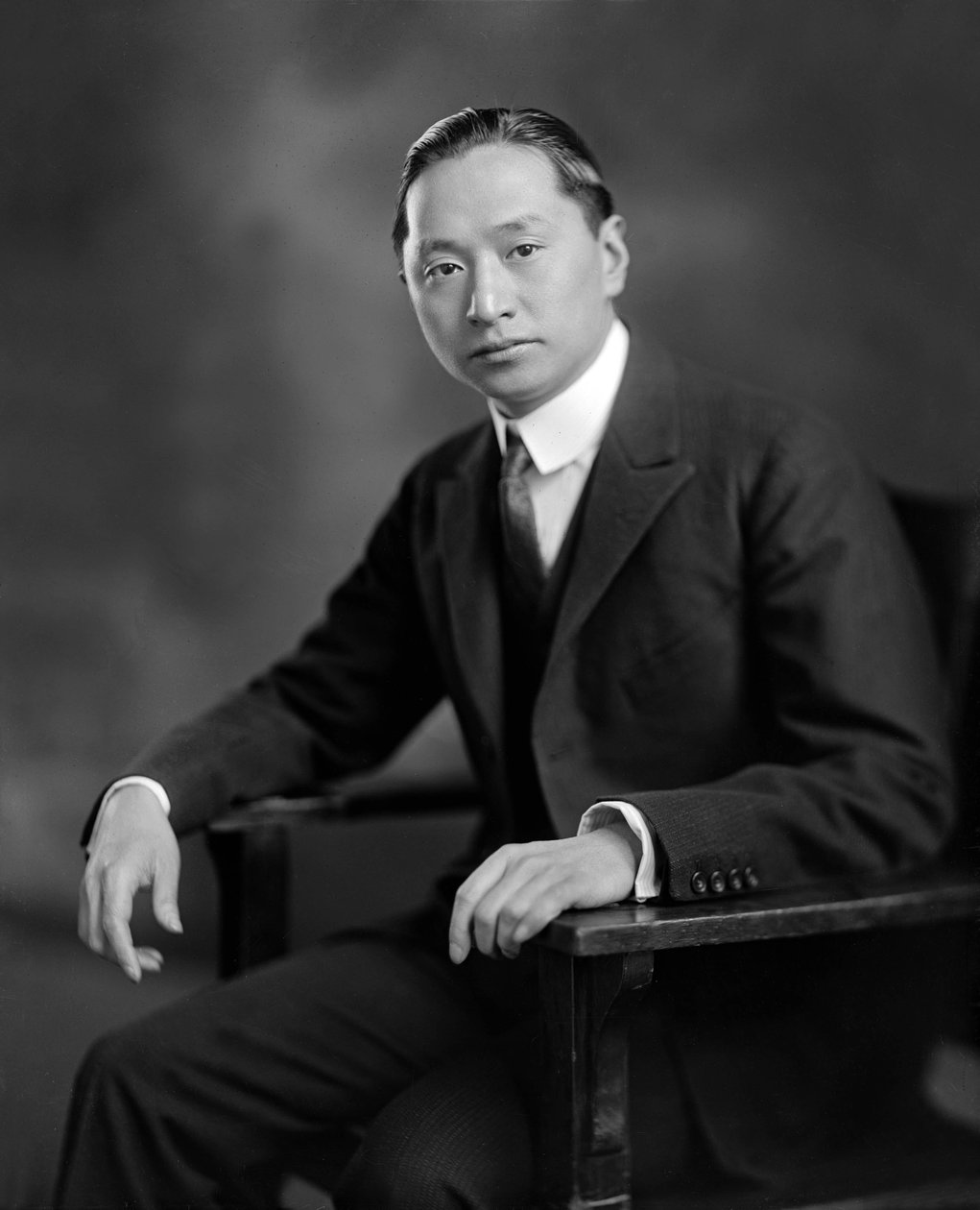 Vi Kyuin Wellington Koo（1887-1985 年），中国外交官，Harris  Ewing 摄影，约 1925 年 作者 哈里斯和尤因