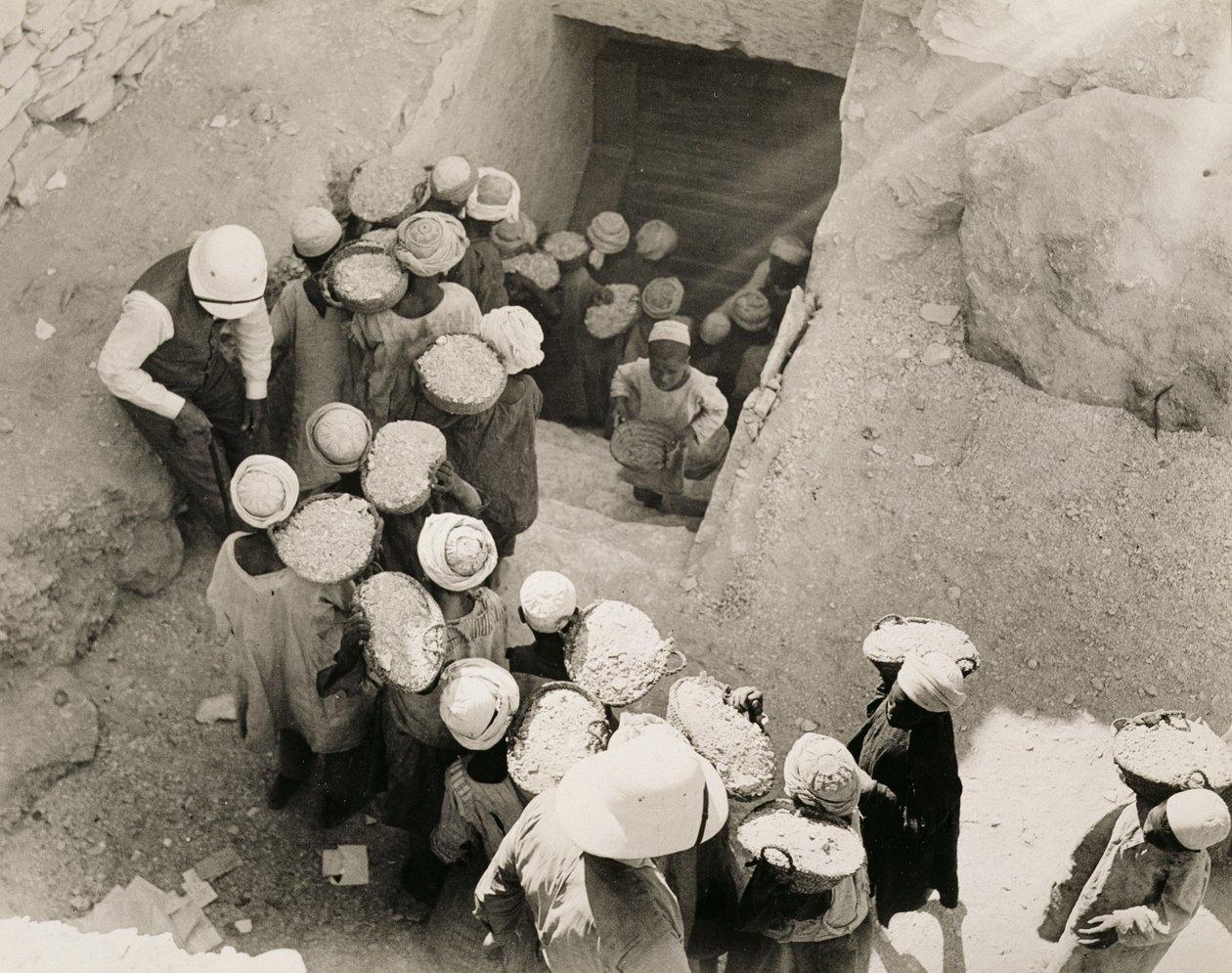 关闭图坦卡蒙陵墓，帝王谷，1923 年 2 月（明胶银版印刷） 作者 哈里·伯顿