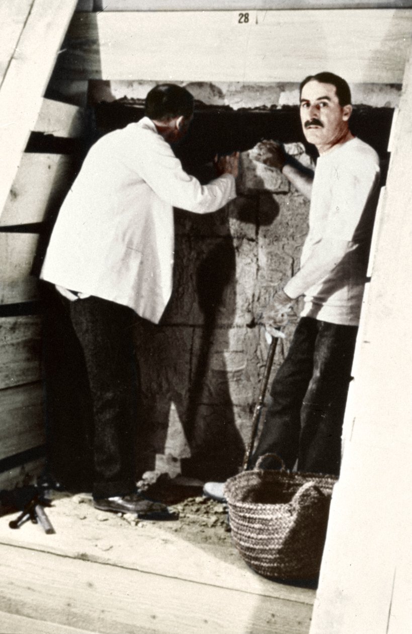霍华德·卡特（Howard Carter）和一位同事在埃及国王谷挖掘墓葬，1922年 作者 哈里·伯顿