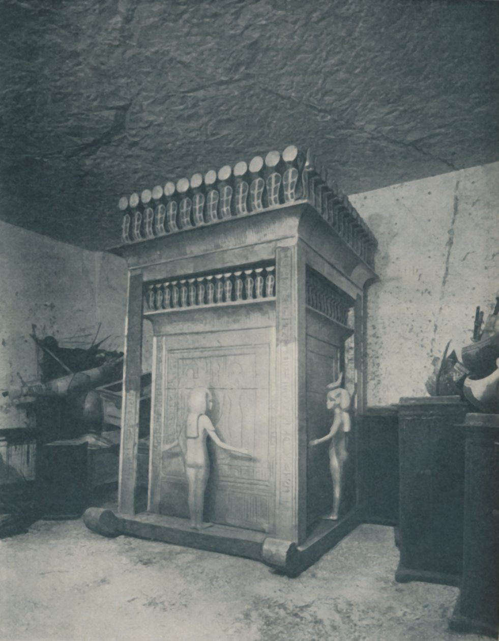 雕刻精美的金顶闪闪发光的天顶神社，c1935年 作者 哈里·伯顿