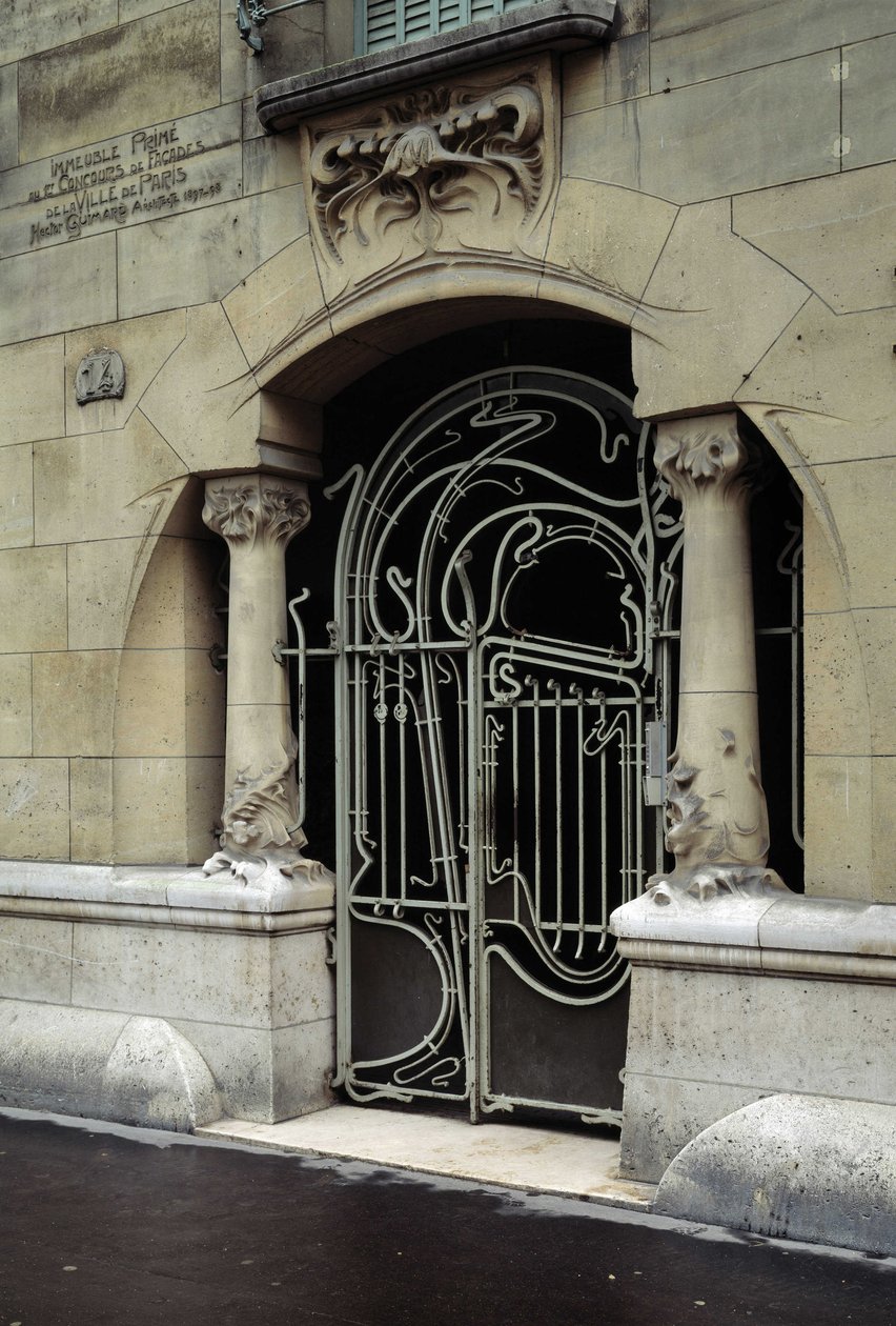 新艺术风格建筑：位于巴黎第 16 区 rue de la Fontaine 14 号的 Castel Beranger 入口处的景色。 由建筑师 Hector Guimard (1867-1942) DR 设计 作者 赫克托·吉马尔（Hector Guimard）