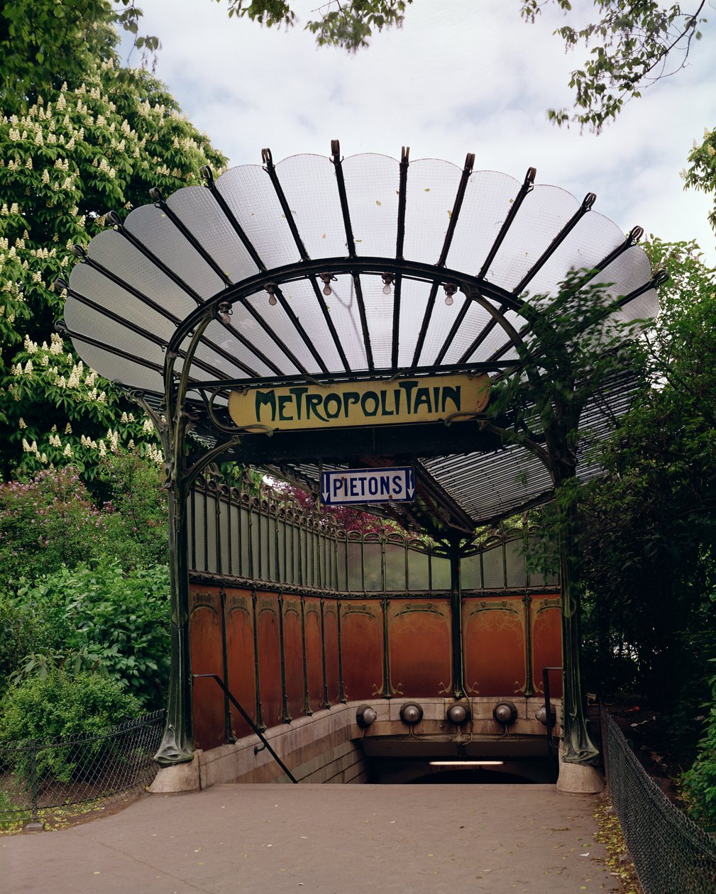 进入Metro Porte Dauphine，由Hector Guimard设计（1867-1942） 作者 赫克托·吉马尔（Hector Guimard）