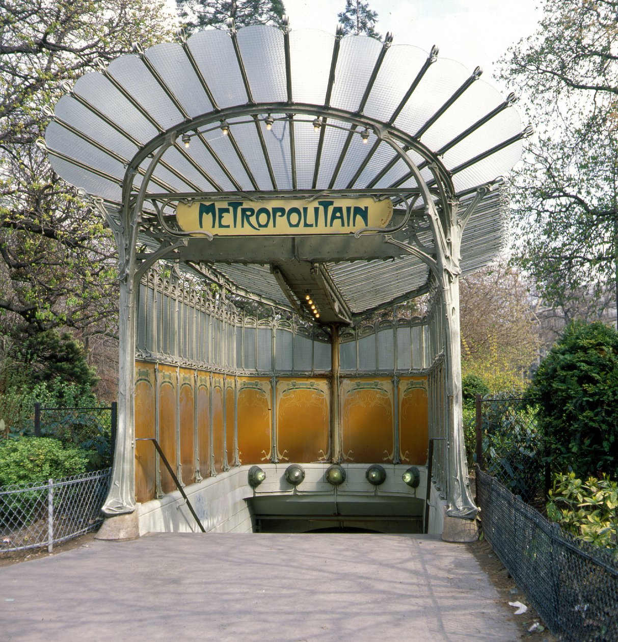 太妃门，地铁站，吉马德建筑。 作者 赫克托·吉马尔（Hector Guimard）