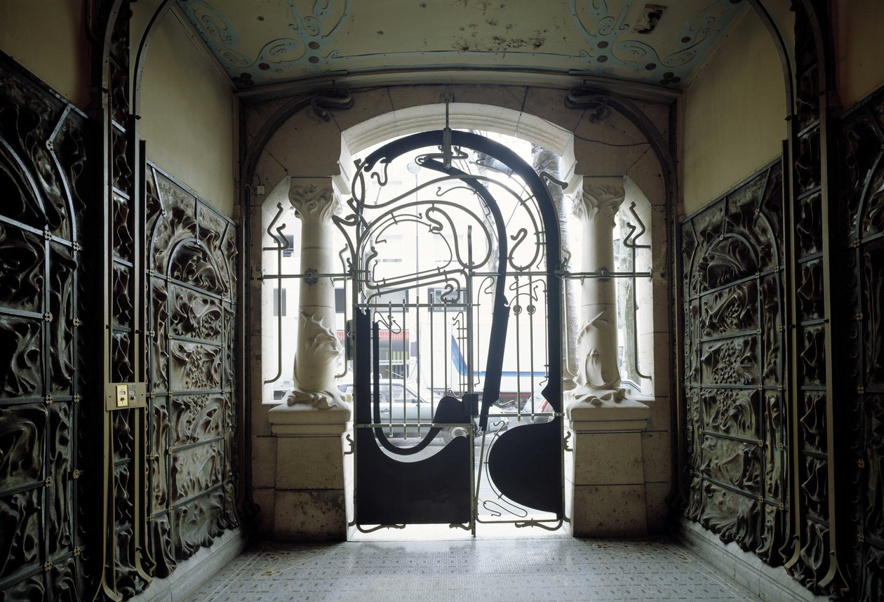 位于巴黎第 16 区 rue de la Fontaine 14 号的 Castel Beranger 大门（照片） 作者 赫克托·吉马尔（Hector Guimard）