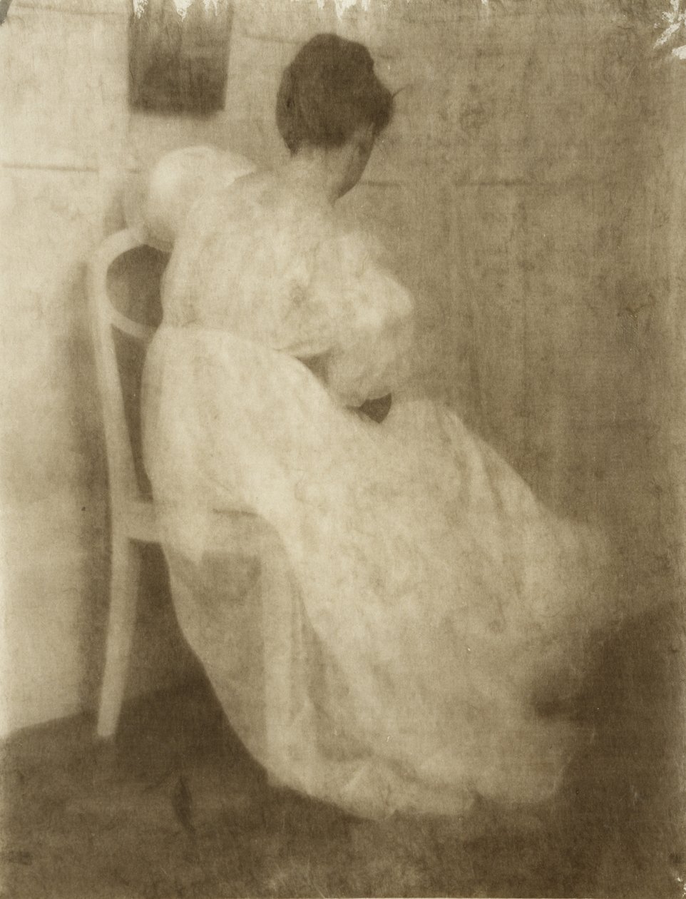 玛丽华纳在白色椅子上，c.1910（重铬酸锌胶印刷） 作者 海因里希·库恩
