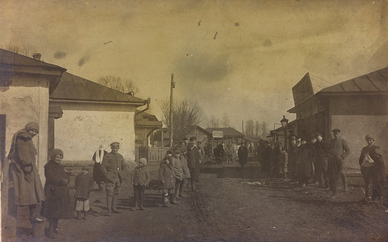 第一次世界大战：1914-1916年，乌克兰在德军入侵期间。在一个城市的街道上的军人和平民（黑白照片）。 作者 英雄公墓Dsessentniki（At ..至）
